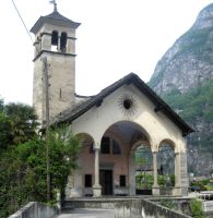 Bild 4, - Kapelle Santa Madonna di Ponte an der Brücke über den Fluss Rovana.
